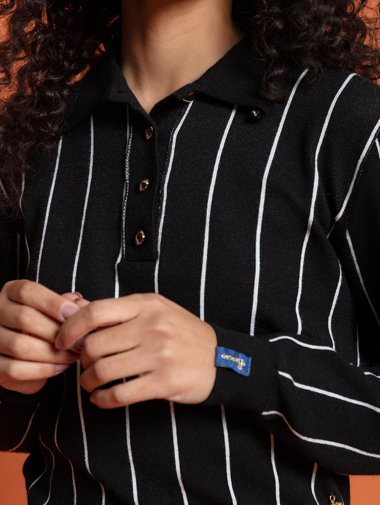 BLUSA URBANITY LISTRADA COM GOLA POLO COM FECHAMENTO EM BOTÕES DOURADOS 10555