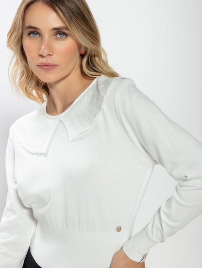 BLUSA URBANITY COM DETALHE DE BABADOS NO COLO, MANGAS DE CAVA POSTA E GOLA REDONDA 11048